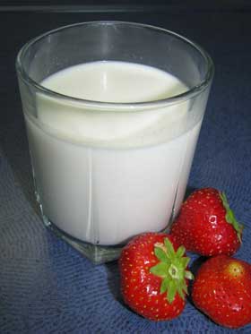 стакан с кунжутным молоком